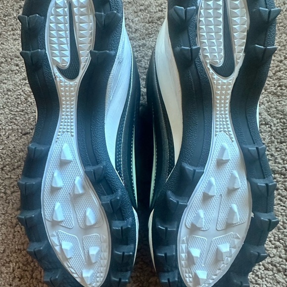 Nike Landshark Baseball Spikes for Kids in Black and White. - Picture 7 of 7